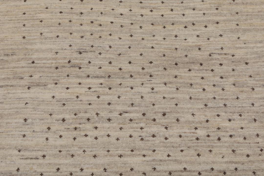 Håndknyttet Gabbeh Fine løber i beige uld med minimalistiske prikmønstre