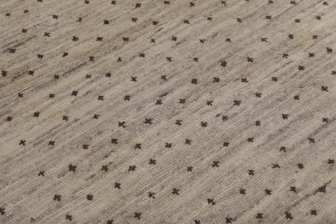 Håndknyttet Gabbeh Fine løber i beige uld med minimalistiske prikmønstre