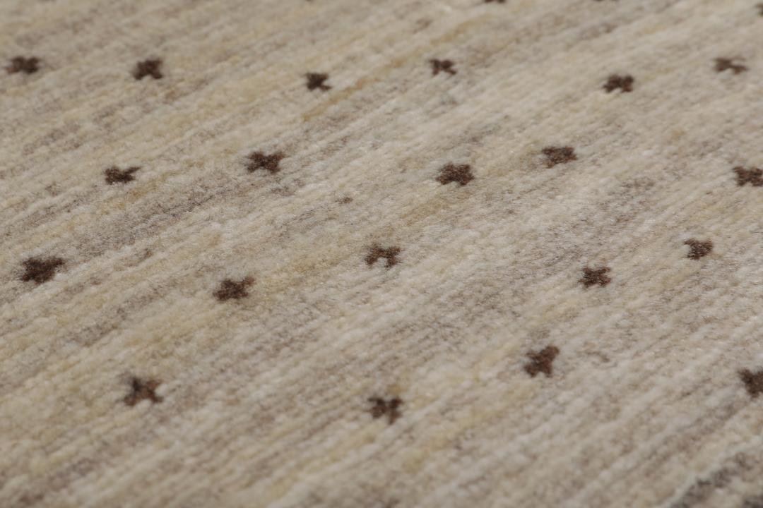Håndknyttet Gabbeh Fine løber i beige uld med minimalistiske prikmønstre
