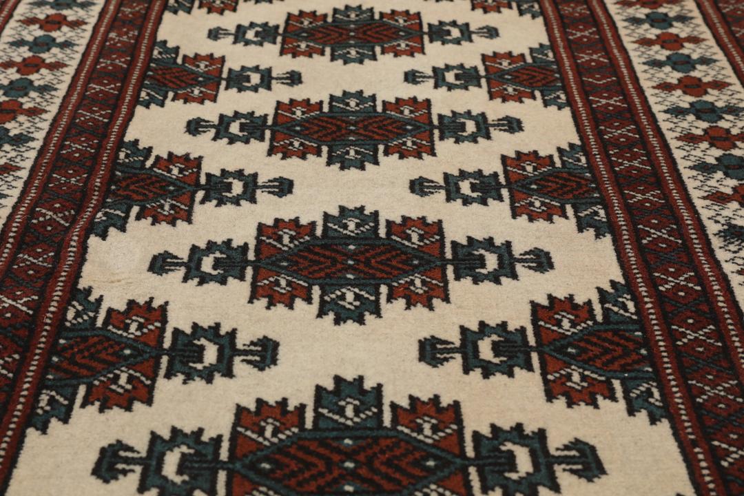 Håndknyttet Turkaman uldtæppe fra Mellemøsten i røde og beige nuancer