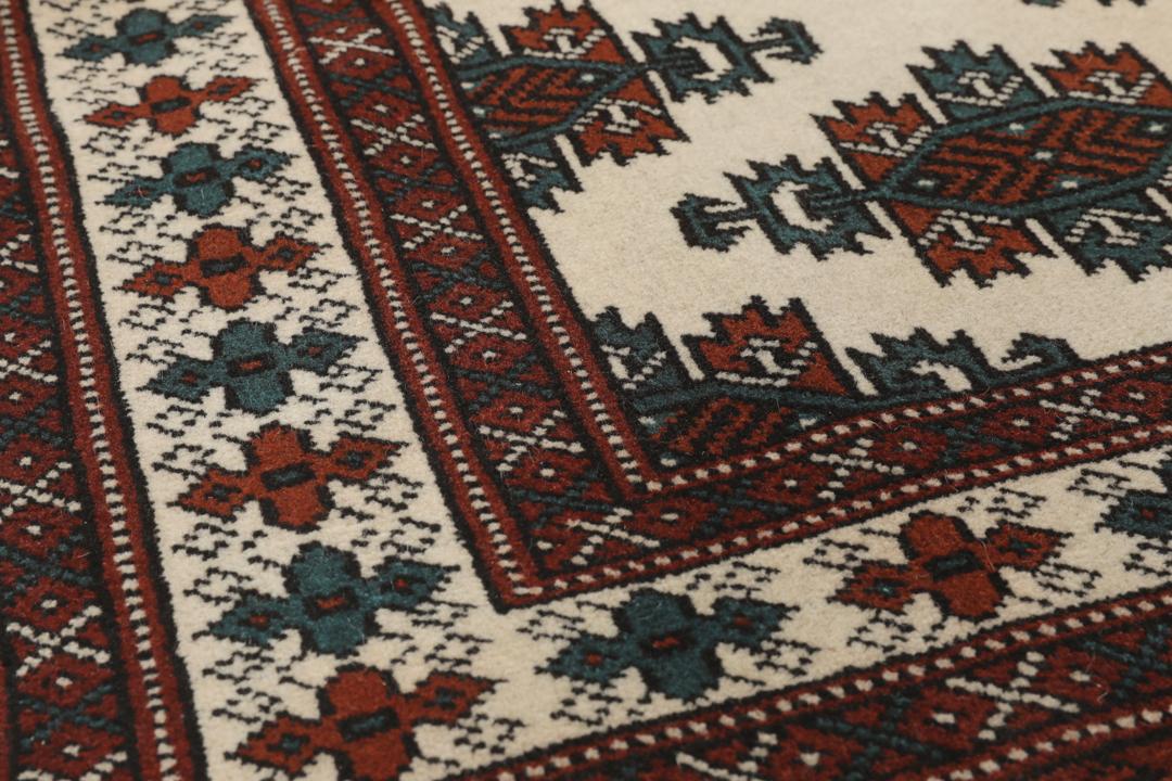 Håndknyttet Turkaman uldtæppe fra Mellemøsten i røde og beige nuancer
