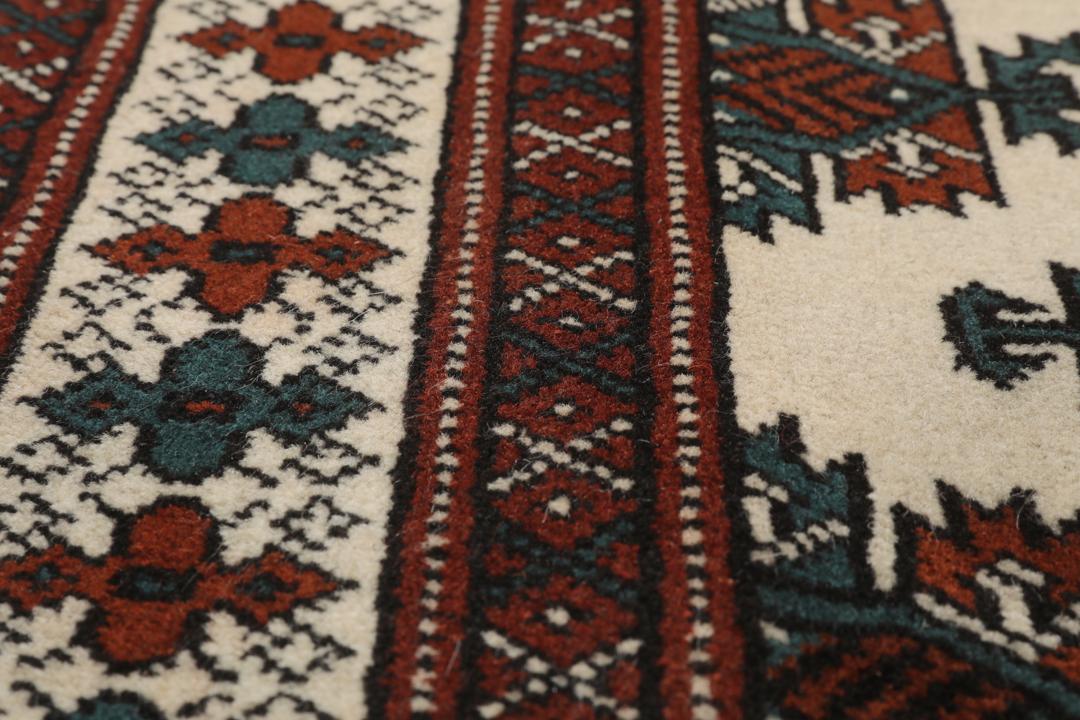 Håndknyttet Turkaman uldtæppe fra Mellemøsten i røde og beige nuancer