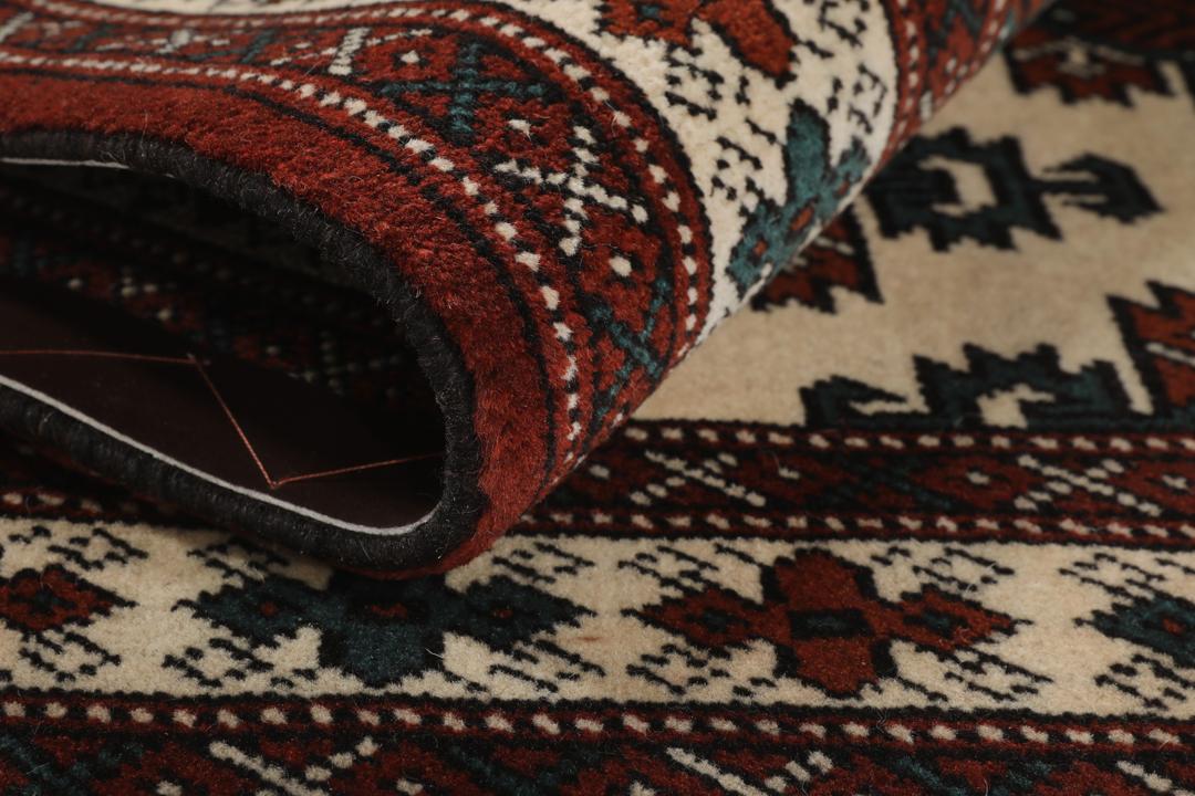 Håndknyttet Turkaman uldtæppe fra Mellemøsten i røde og beige nuancer