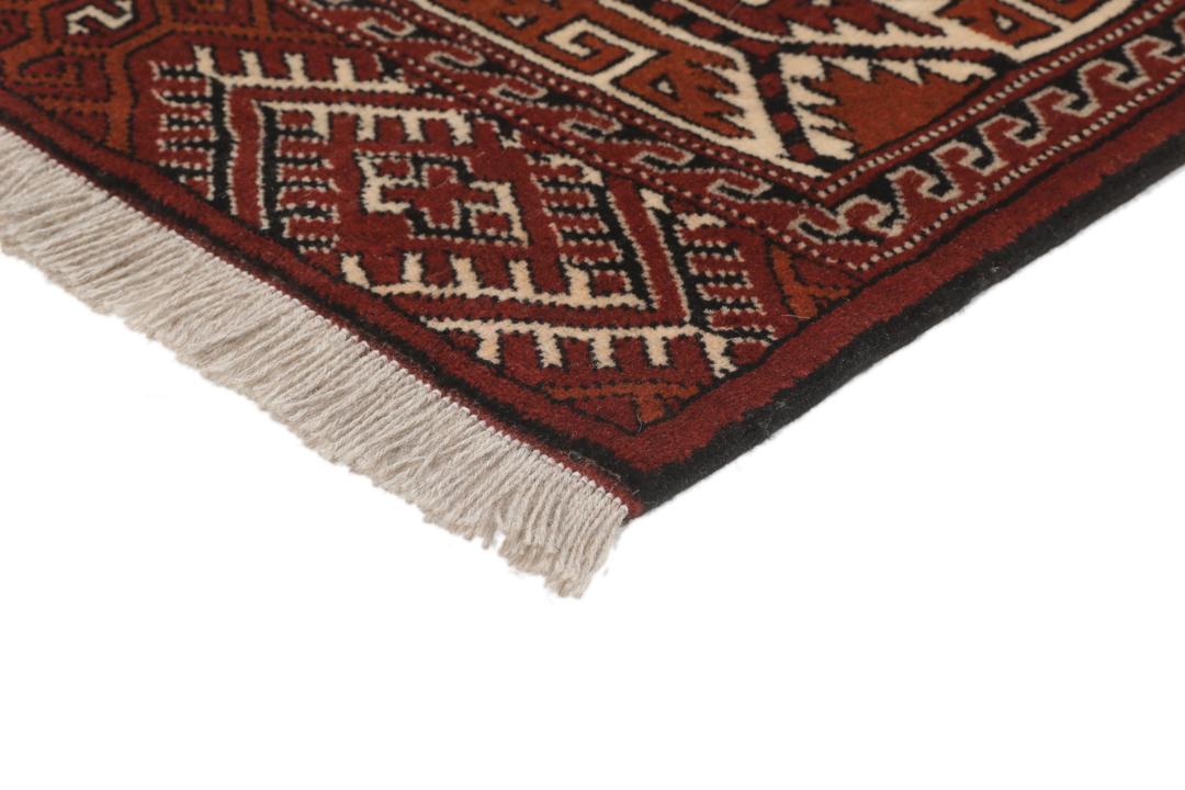 Met de hand geknoopt Turkaman-tapijt uit het Midden-Oosten in dieprode en beige tinten.