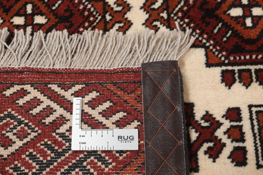 Met de hand geknoopt Turkaman-tapijt uit het Midden-Oosten in dieprode en beige tinten.
