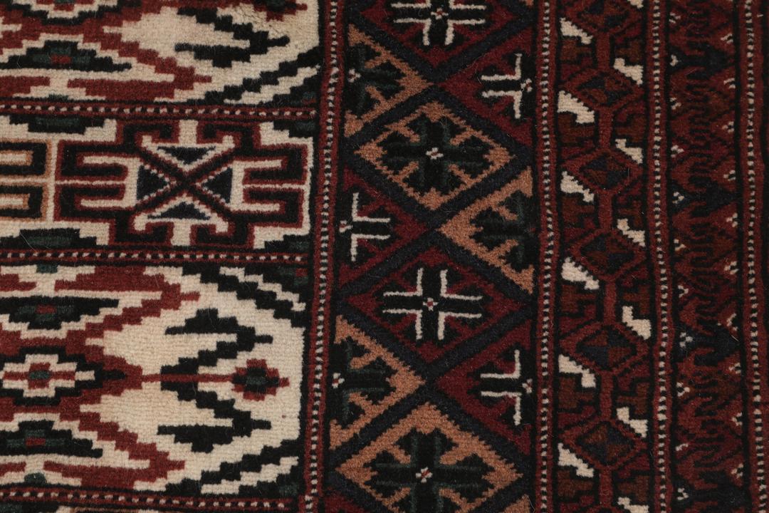Handgeknoopt Turkaman-tapijt uit het Midden-Oosten in donkerrood en beige