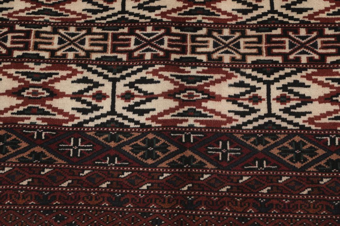 Handgeknoopt Turkaman-tapijt uit het Midden-Oosten in donkerrood en beige