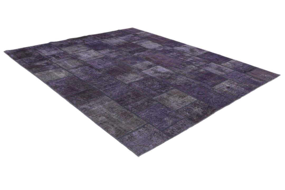 Een uniek, eenmalig patchwork vloerkleed uit het Midden-Oosten in paarstinten