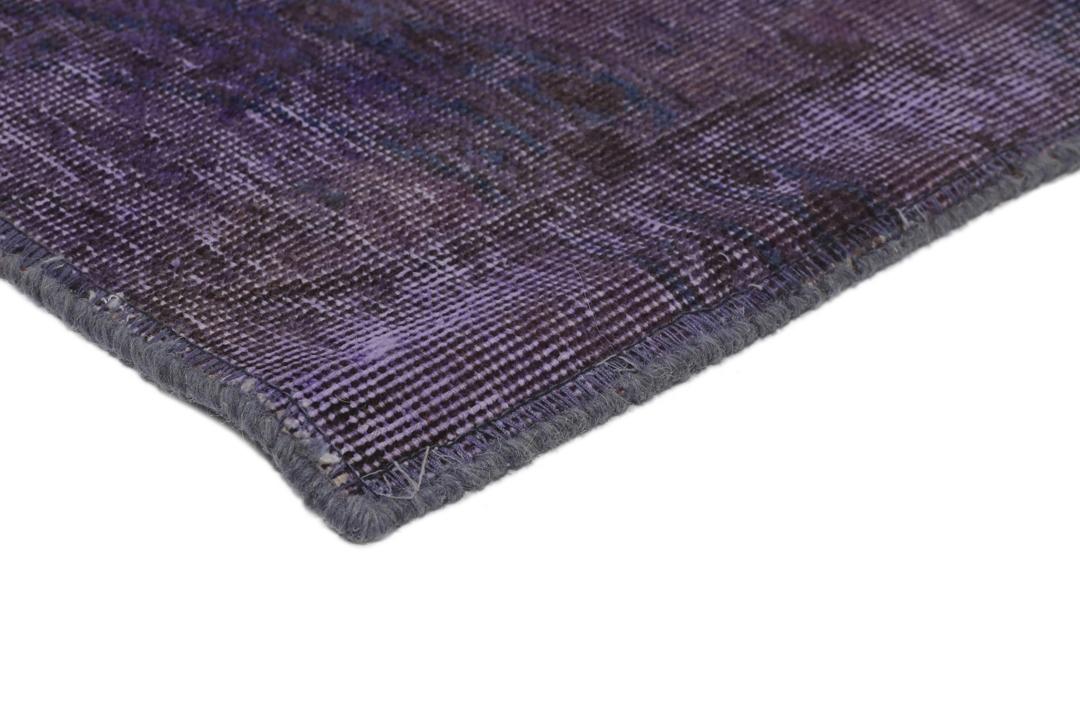 Een uniek, eenmalig patchwork vloerkleed uit het Midden-Oosten in paarstinten