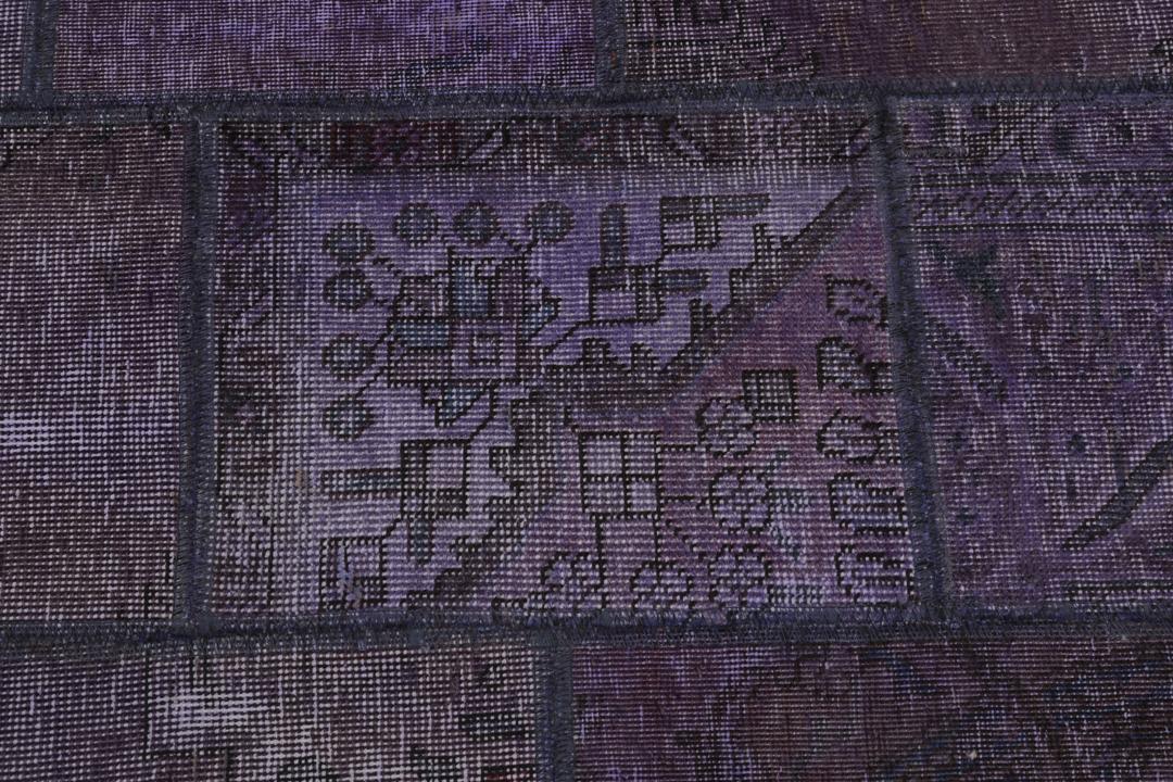 Een uniek, eenmalig patchwork vloerkleed uit het Midden-Oosten in paarstinten
