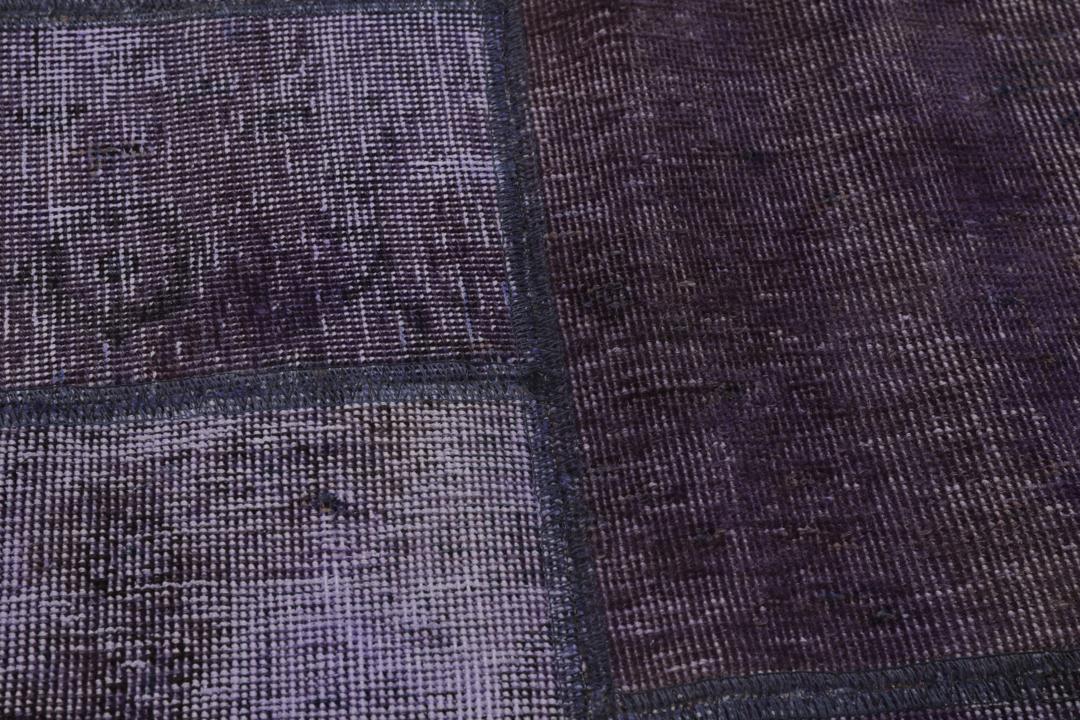 Een uniek, eenmalig patchwork vloerkleed uit het Midden-Oosten in paarstinten