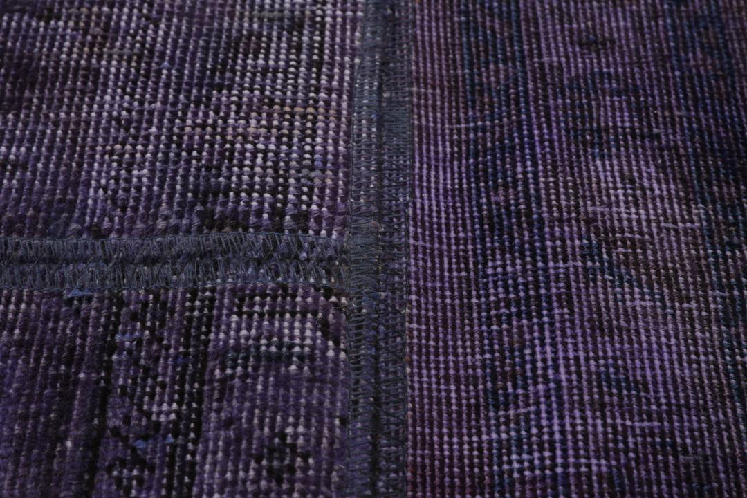 Een uniek, eenmalig patchwork vloerkleed uit het Midden-Oosten in paarstinten