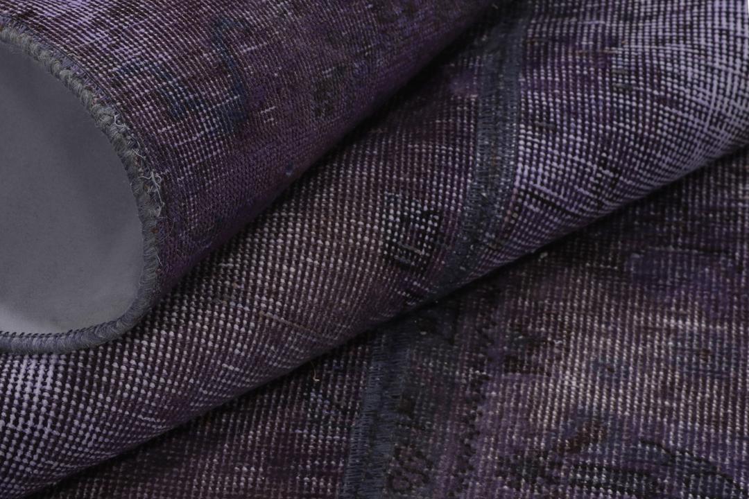 Een uniek, eenmalig patchwork vloerkleed uit het Midden-Oosten in paarstinten
