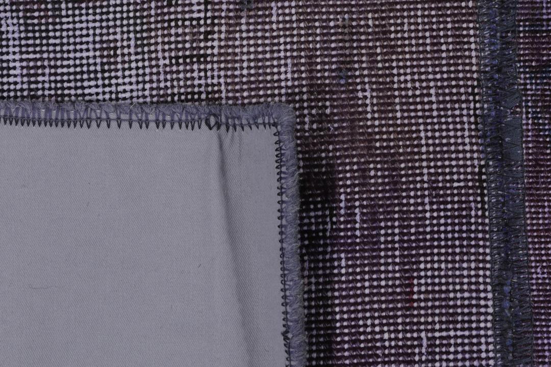 Een uniek, eenmalig patchwork vloerkleed uit het Midden-Oosten in paarstinten