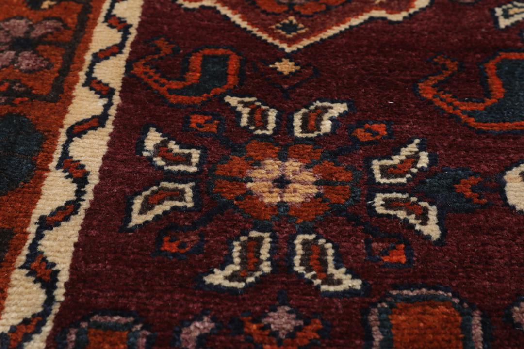 Handgeknoopt Lori tapijt uit het Midden-Oosten in donkerrood met geometrische motieven