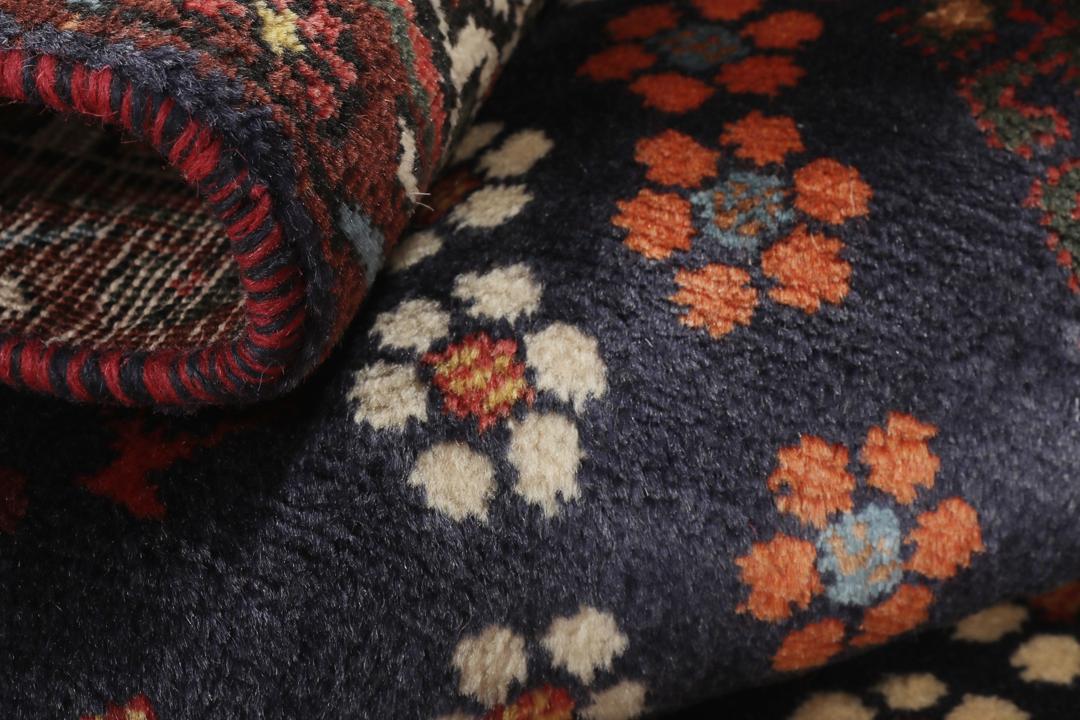 Handgeknoopt Afshar-tapijt uit het Midden-Oosten met een rood en blauw geometrisch medaillonpatroon