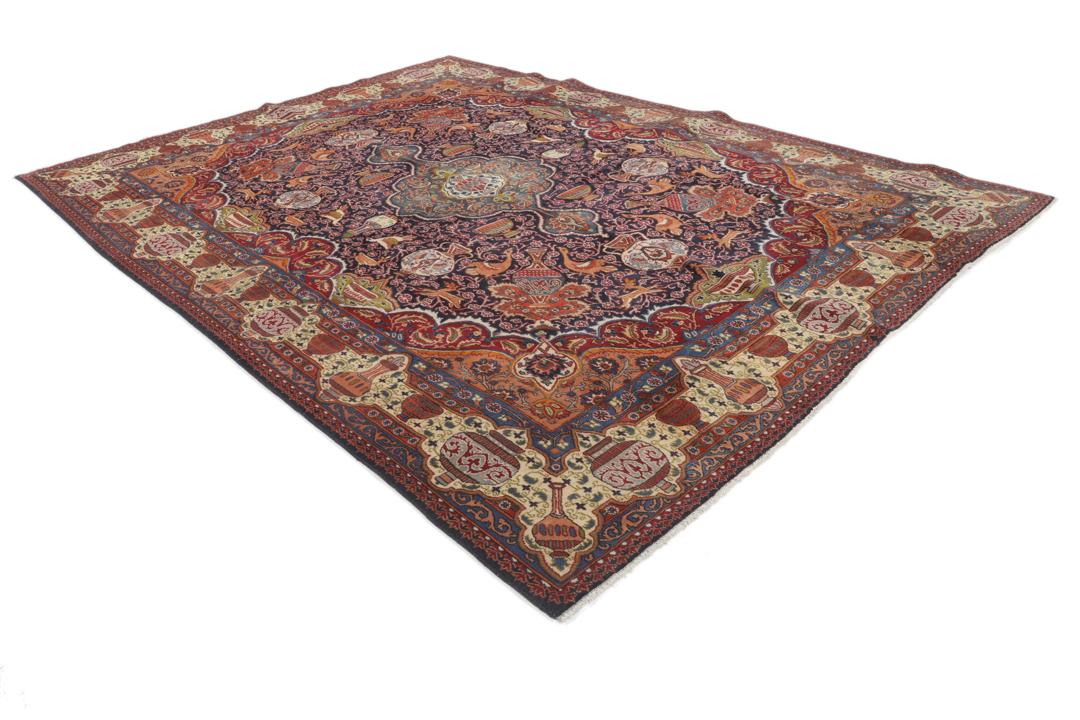 Et stort, håndknyttet Kashmar-tæppe fra Mellemøsten med et mørkeblåt og mørkerødt billedmotiv.