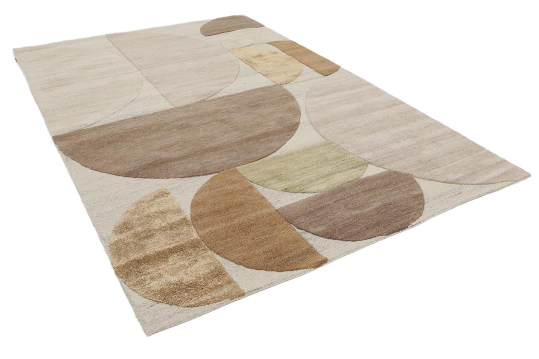 Een modern wollen tapijt in bruin en beige met een geometrisch cirkelpatroon.