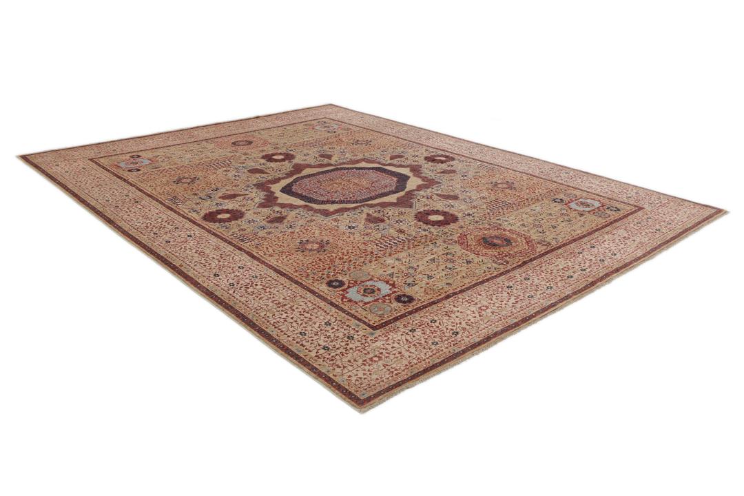 Een rechthoekig Mamluk-tapijt uit Afghanistan met ingewikkelde geometrische en florale patronen in rood en beige.
