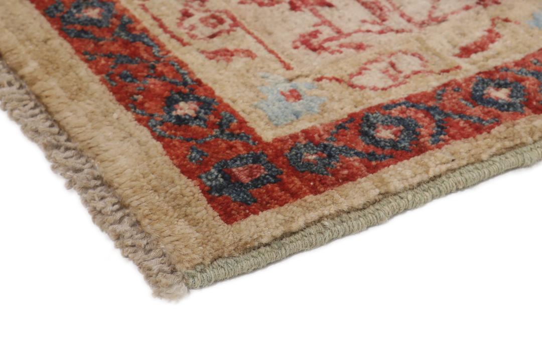 Een rechthoekig Mamluk-tapijt uit Afghanistan met ingewikkelde geometrische en florale patronen in rood en beige.