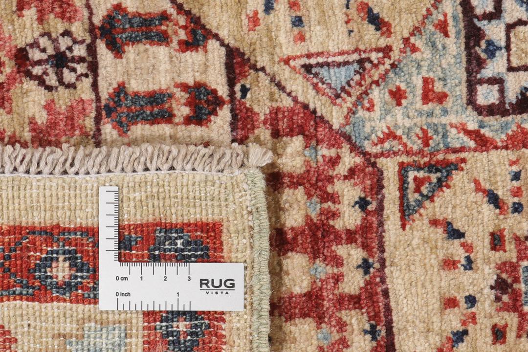 Een rechthoekig Mamluk-tapijt uit Afghanistan met ingewikkelde geometrische en florale patronen in rood en beige.