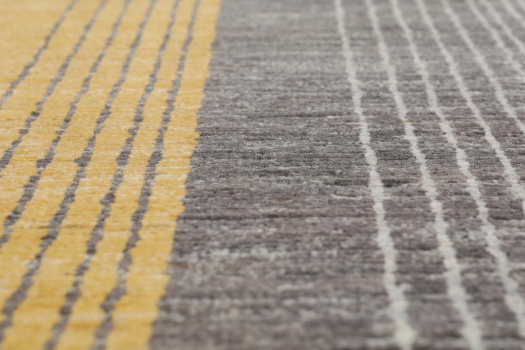 Handgeknoopt Afghaans tapijt met een modern streeppatroon in grijze en gele tinten