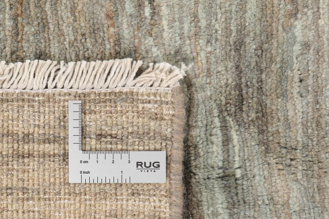 Et håndknyttet Gabbeh-tæppe fra Afghanistan med en horisontal gradient i nuancer af grå og blå.