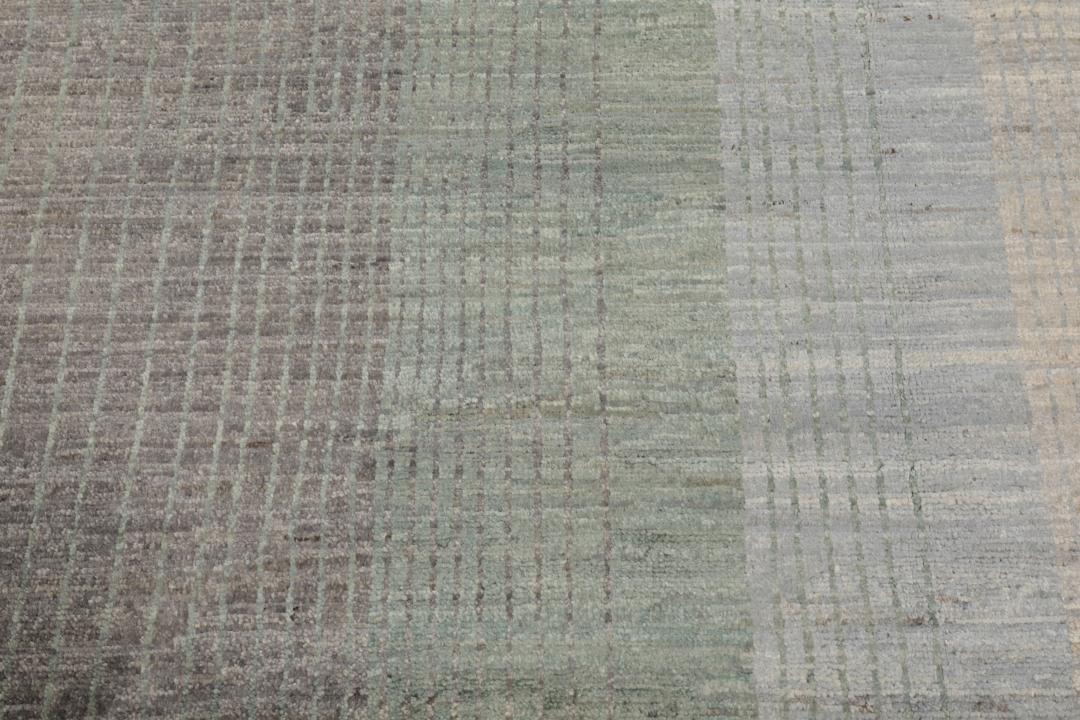 Handgeknoopt Afghaans tapijt in grijze en groene tinten met een subtiel lineair patroon