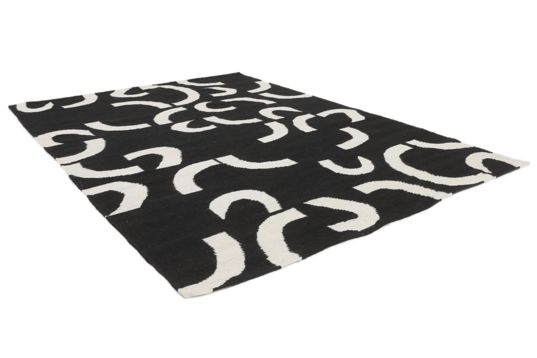 Un tapis noir et blanc avec un motif incurvé