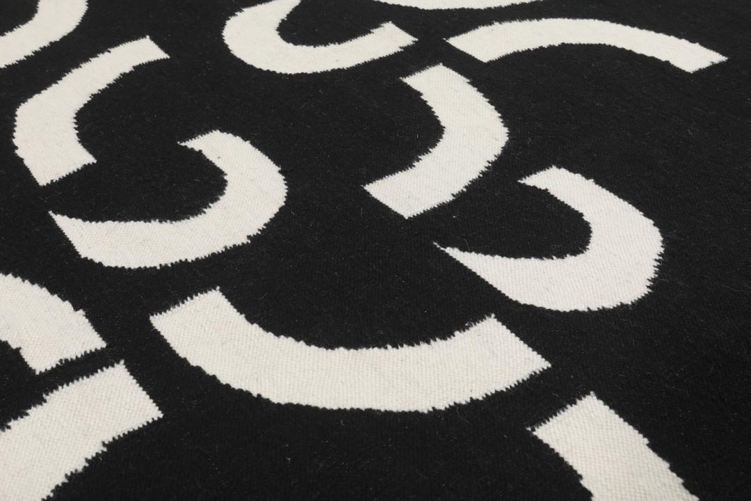 Un tapis noir et blanc avec un motif incurvé
