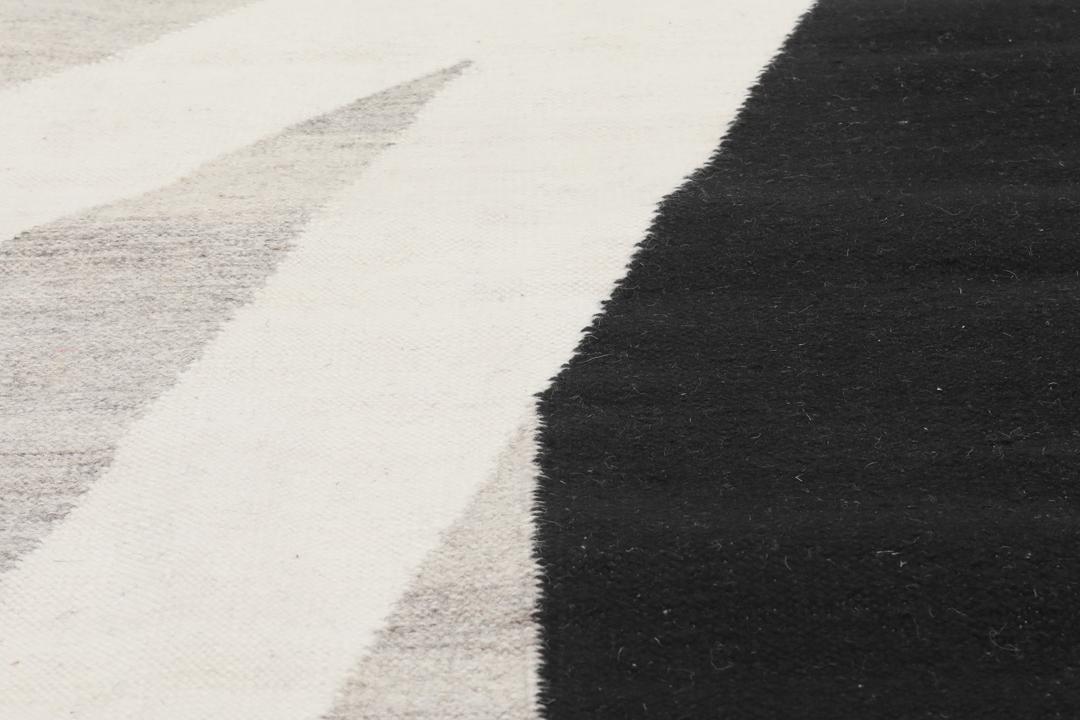 Covor din lână țesut manual în alb și negru cu linii geometrice