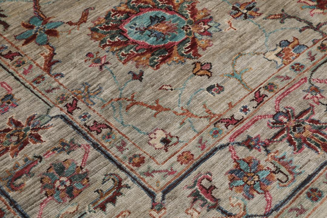 Handgeknoopt Ziegler Ariana-tapijt uit Afghanistan in beige met bloempatronen.
