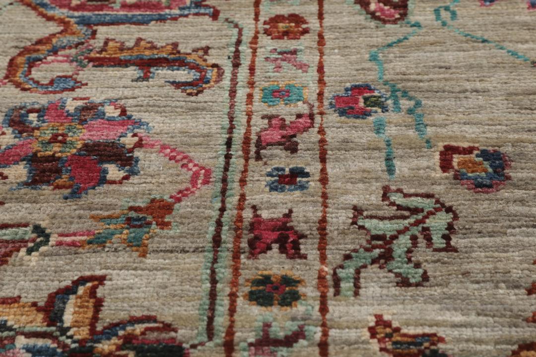 Handgeknoopt Ziegler Ariana-tapijt uit Afghanistan in beige met bloempatronen.