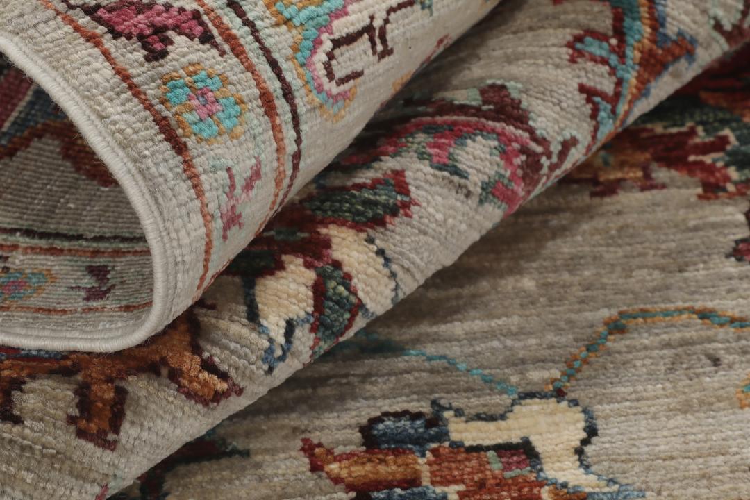 Handgeknoopt Ziegler Ariana-tapijt uit Afghanistan in beige met bloempatronen.