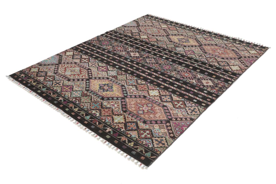 Alfombra afgana anudada a mano con patrones geométricos multicolores sobre fondo negro
