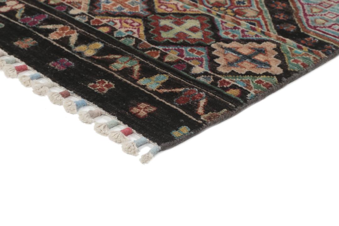 Alfombra afgana anudada a mano con patrones geométricos multicolores sobre fondo negro