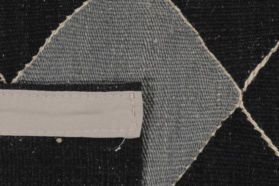 Met de hand geweven Afghaans wollen kleed met een zwart, grijs en crème ruitpatroon
