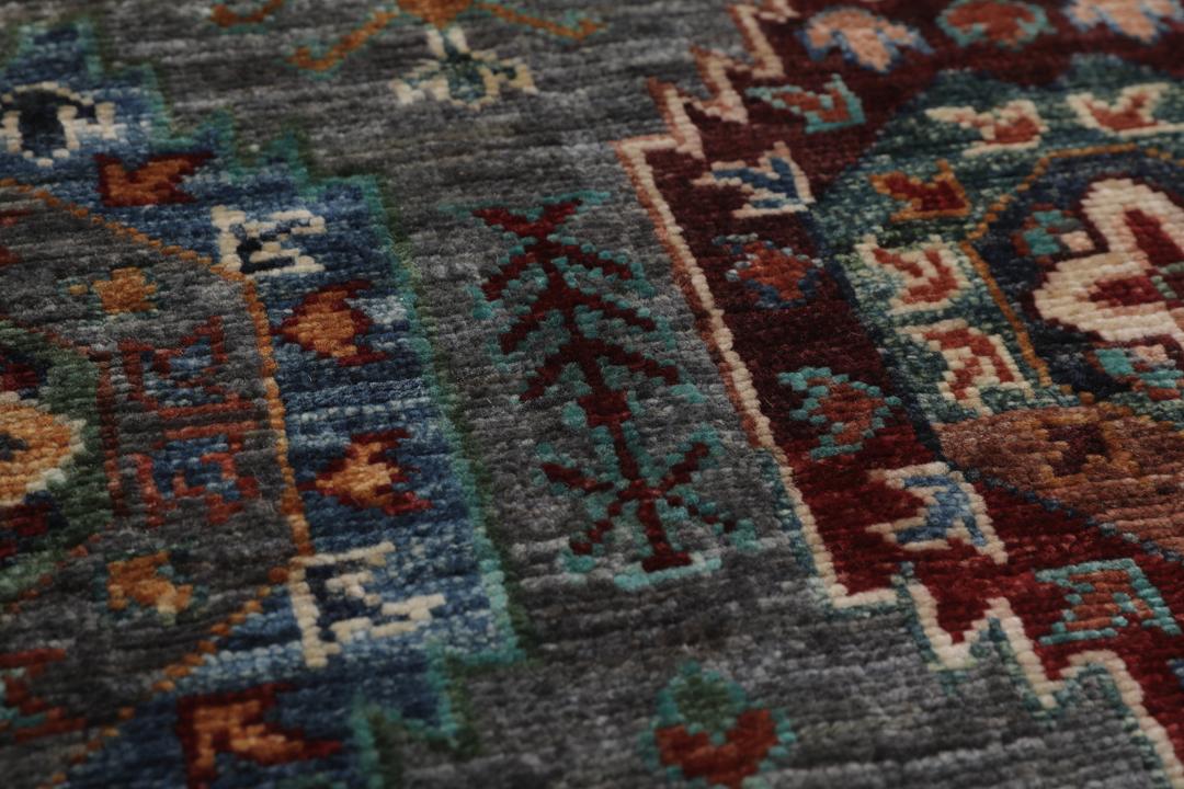 Covor înnodat manual din Orientul Mijlociu cu fundal gri și medalioane geometrice colorate