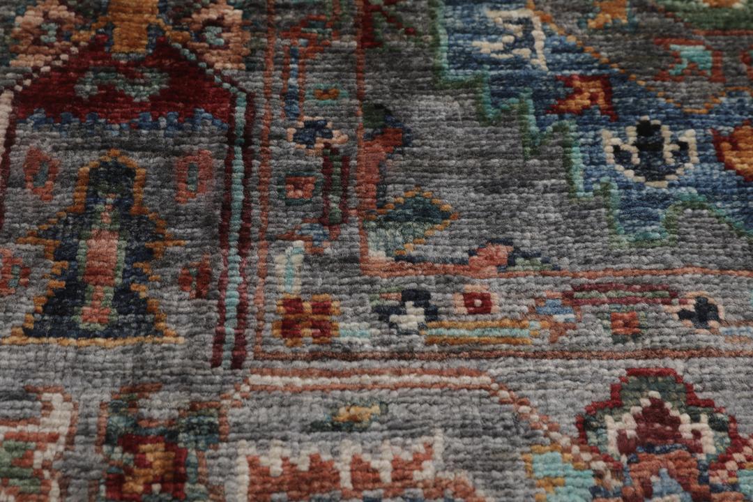 Covor înnodat manual din Orientul Mijlociu cu fundal gri și medalioane geometrice colorate