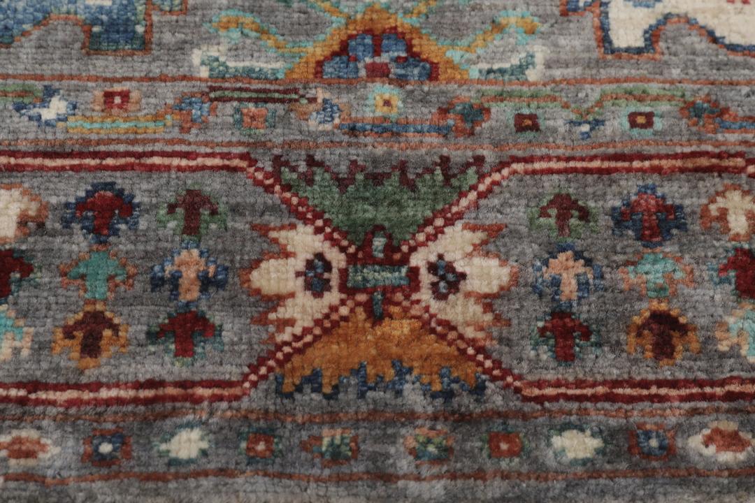 Covor înnodat manual din Orientul Mijlociu cu fundal gri și medalioane geometrice colorate