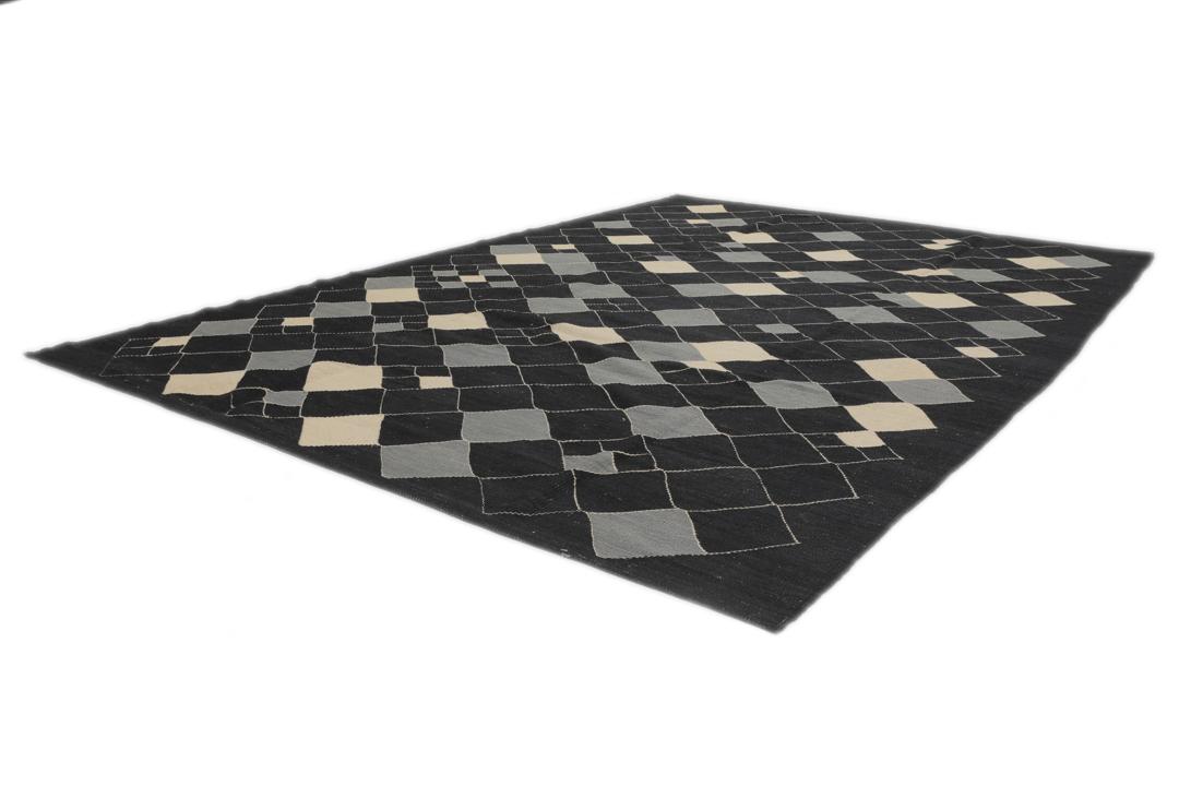 Handgeweven Kelim Modern vloerkleed uit het Midden-Oosten met een zwart, grijs en beige ruitpatroon