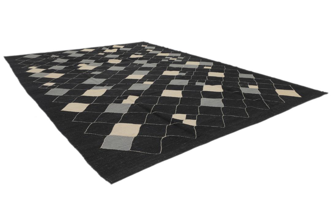 Handgeweven Kelim Modern vloerkleed uit het Midden-Oosten met een zwart, grijs en beige ruitpatroon