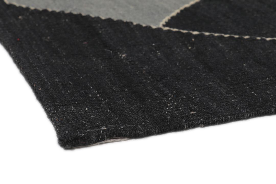 Handgeweven Kelim Modern vloerkleed uit het Midden-Oosten met een zwart, grijs en beige ruitpatroon