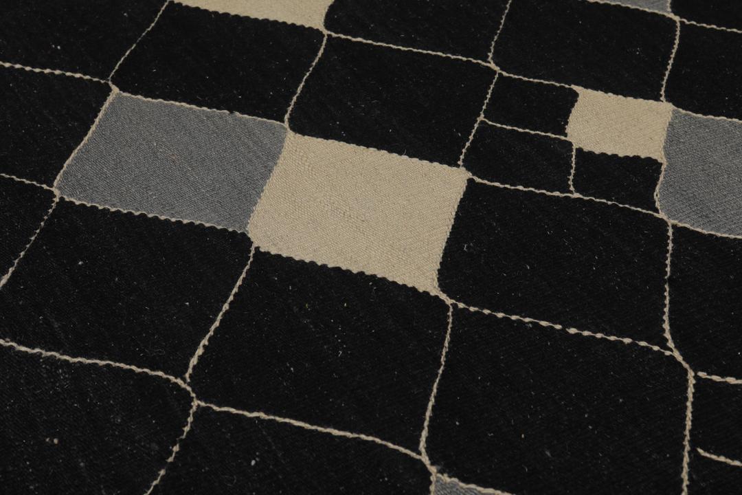 Handgeweven Kelim Modern vloerkleed uit het Midden-Oosten met een zwart, grijs en beige ruitpatroon