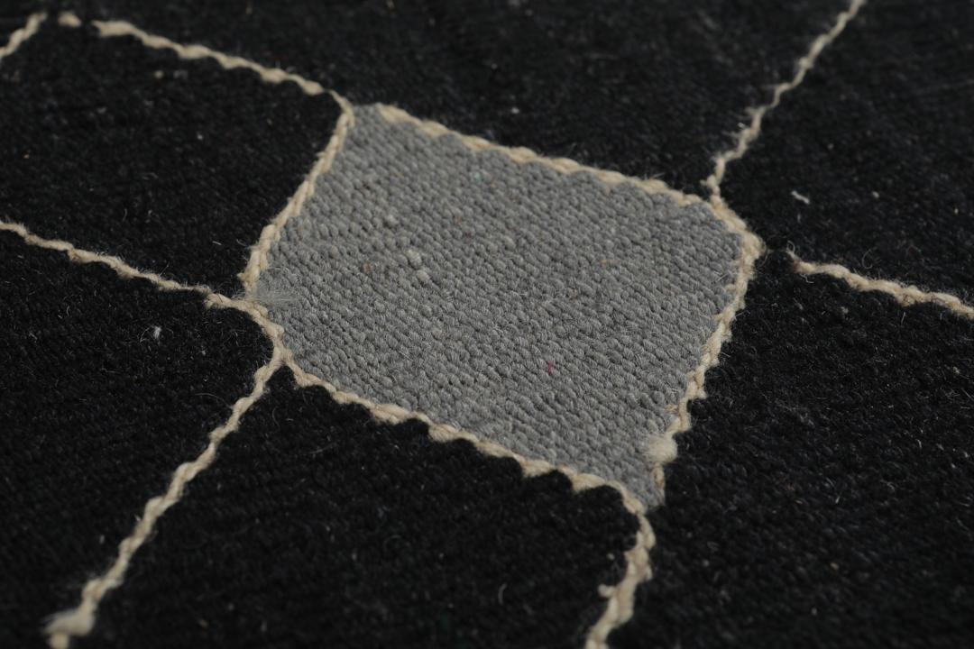 Handgeweven Kelim Modern vloerkleed uit het Midden-Oosten met een zwart, grijs en beige ruitpatroon