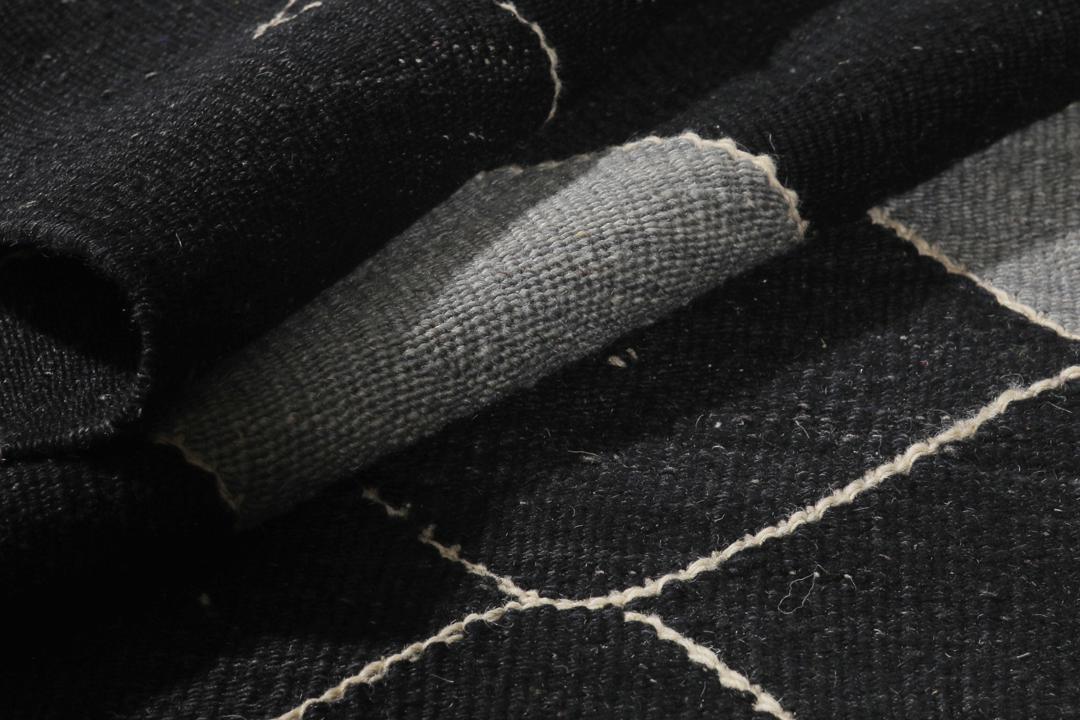 Handgeweven Kelim Modern vloerkleed uit het Midden-Oosten met een zwart, grijs en beige ruitpatroon