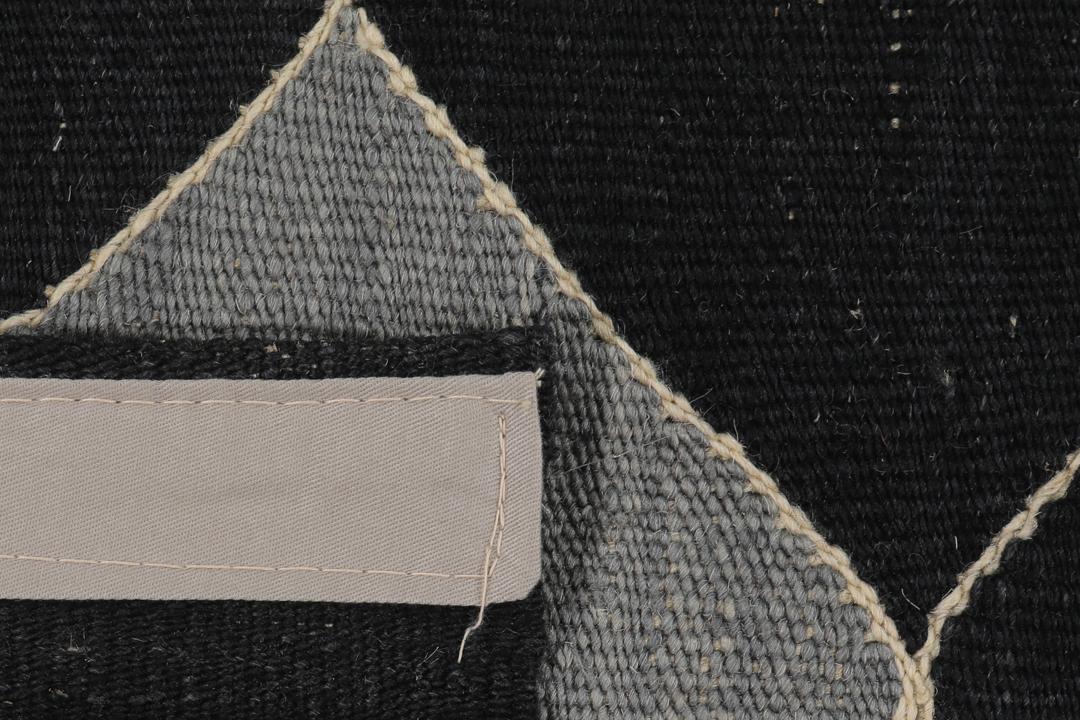 Handgeweven Kelim Modern vloerkleed uit het Midden-Oosten met een zwart, grijs en beige ruitpatroon
