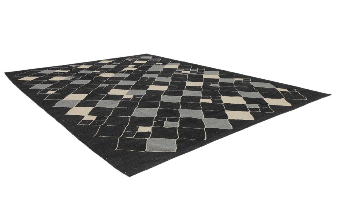 Handgeweven Afghaans Kelim Modern tapijt met een geometrisch zwart en grijs ruitpatroon