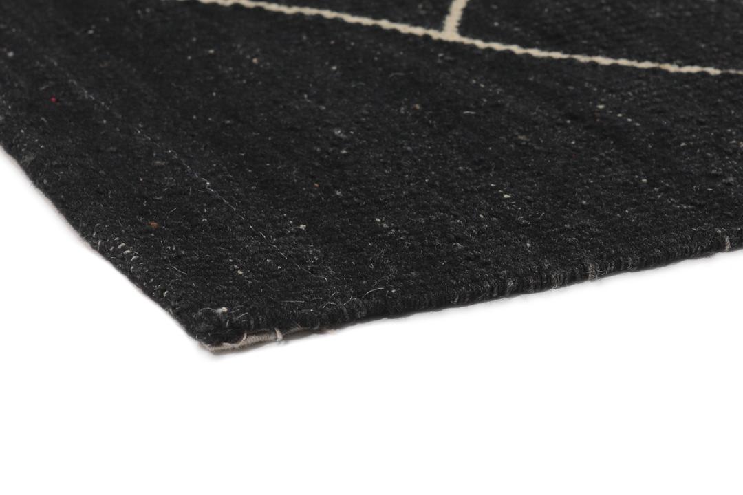 Handgeweven Afghaans Kelim Modern tapijt met een geometrisch zwart en grijs ruitpatroon