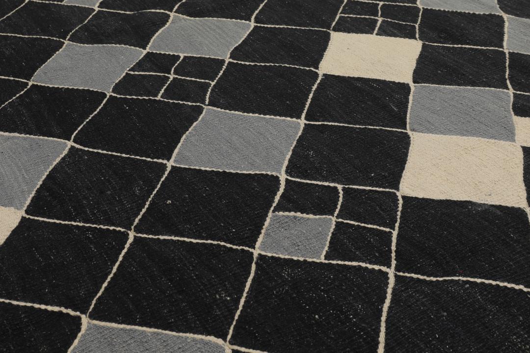Handgeweven Afghaans Kelim Modern tapijt met een geometrisch zwart en grijs ruitpatroon